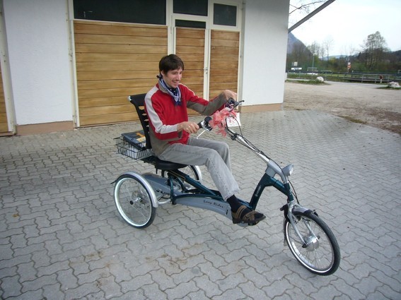 ein Mann auf einen e-Dreirad