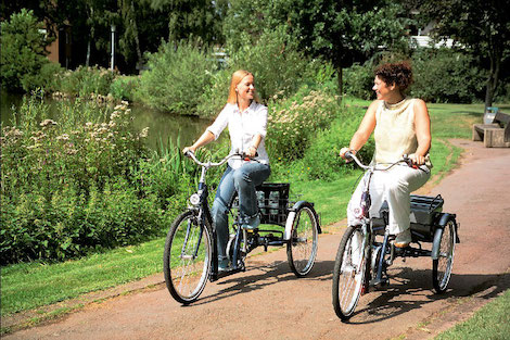 Zwei Frauen mit einen e-Dreirad
