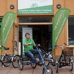 Ein Experte fährt mit einem Dreirad vor dem Dreirad-Zentrum Frankfurt Probe
