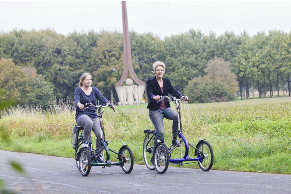 Zwei Frauen auf Van Raam Dreirädern