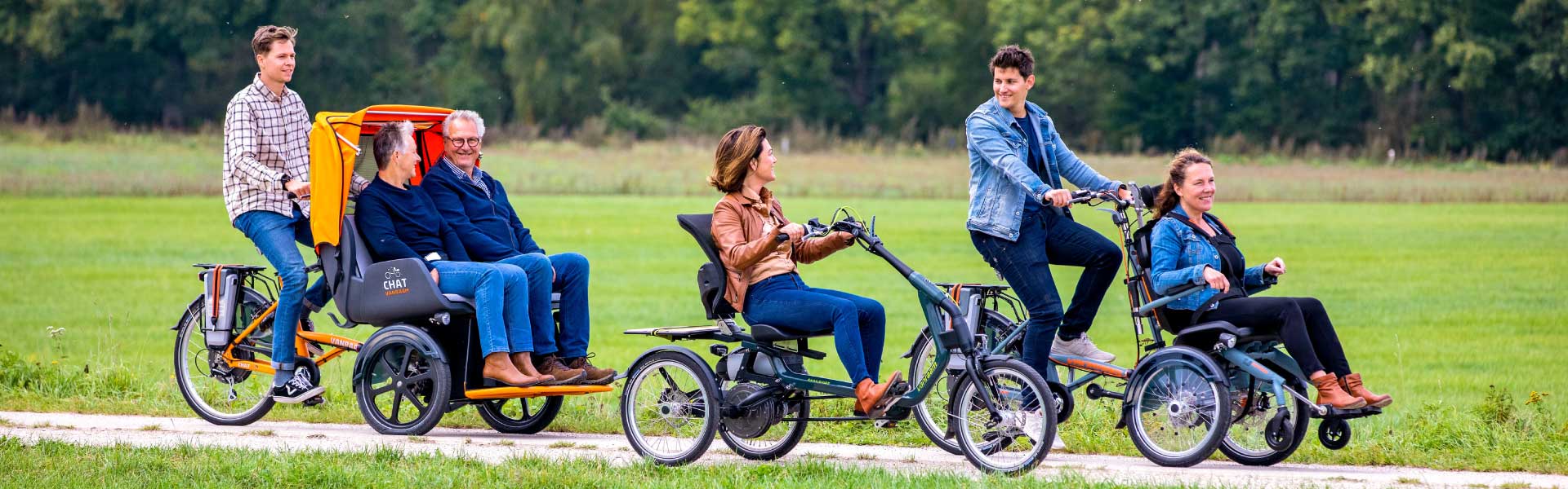 Verschiedene Personen fahren mit unterschiedlichen Dreirad Typen