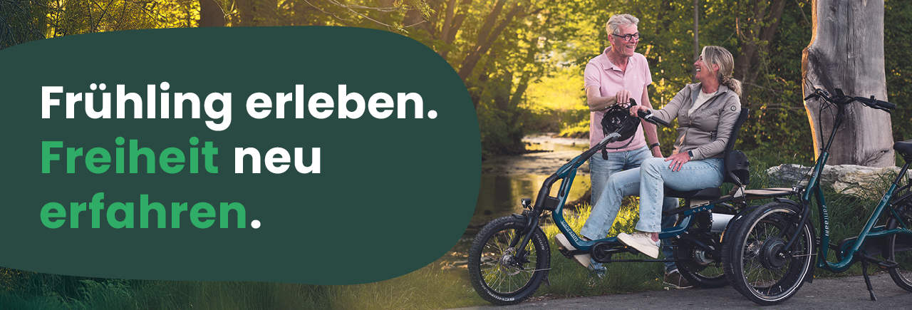 Frühling erleben auf dem Dreirad: Ein Mann steht mit seinem Dreirad neben einer Frau, die auf ihrem Dreirad sitzt