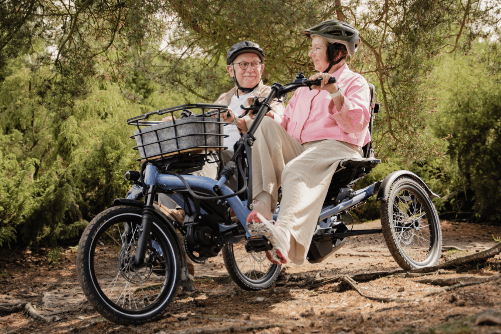 Zwei Personen fahren über unebenen Boden mit dem Hase Bikes Kettwiesel TWO
